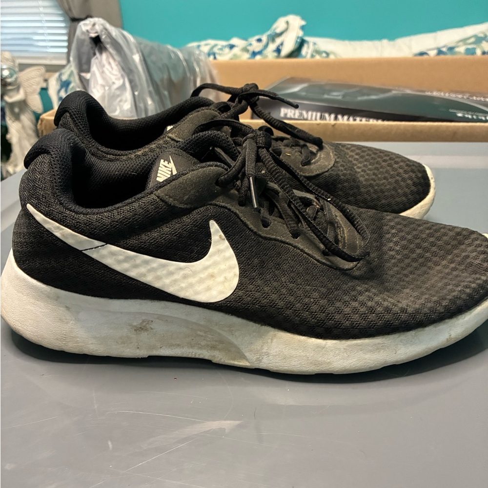 Nike Men's Black and White Sneakers